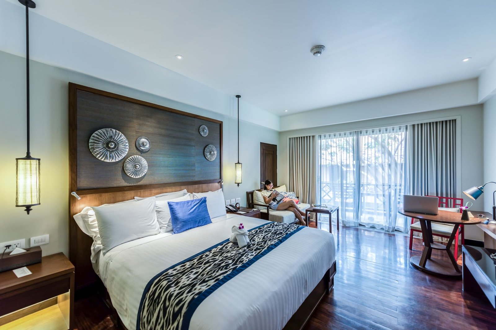 Contemporary hotel room interior design with cozy elegance and modern furnishings